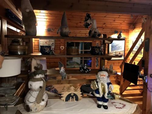 ein Zimmer mit ausgestopften Tieren auf einem Bett in der Unterkunft véritable chalet finlandais in Basse-sur-le-Rupt