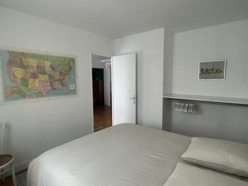 - une chambre avec un lit et une carte murale dans l'établissement Paris charm suite authentique, quartier latin, 4/6 pers, à Paris