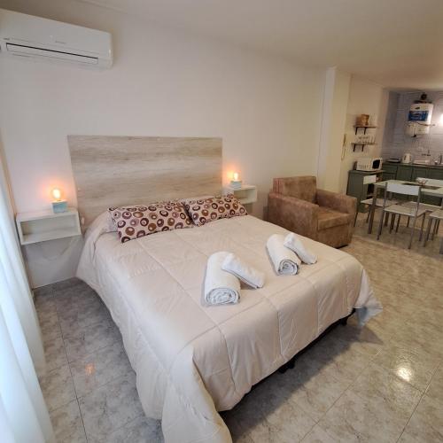 1 dormitorio con 1 cama blanca grande y 2 almohadas en Apartamento Caseros en Córdoba