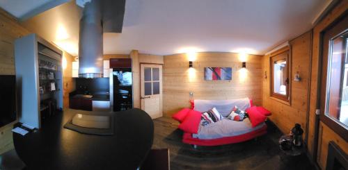 a living room with a white couch and red pillows at Terrasses du Morel - A17 - Appart 5 pers in Doucy