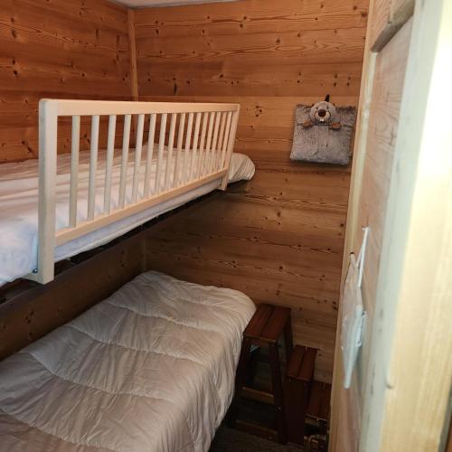 - une chambre avec des lits superposés dans une cabane en rondins dans l'établissement Terrasses du Morel - A17 - Appart 5 pers, à Doucy