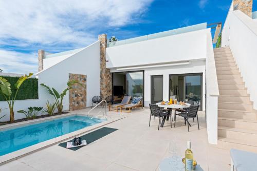 Cette villa dispose d'une piscine et d'une terrasse. dans l'établissement Villa Salty, à San Javier