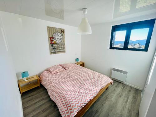 une chambre avec un lit et une fenêtre dans l'établissement Résidence Le Clos Saint-Savin, à Font-Romeu-Odeillo-Via