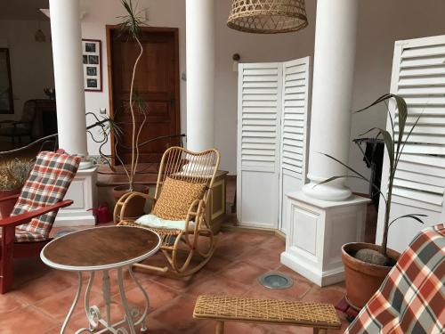 a living room with chairs and a table at LA VILLA BOLERO in Saint-Cyr-sur-Loire