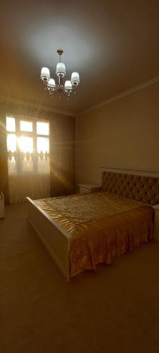 een slaapkamer met een groot bed in een kamer bij Квартира in Samarkand