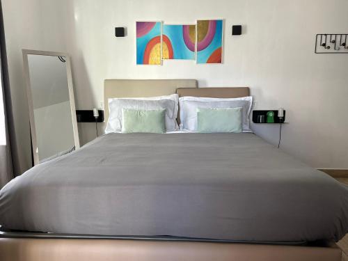 1 dormitorio con 1 cama grande y 2 almohadas en Zeta Rooms, en Caserta