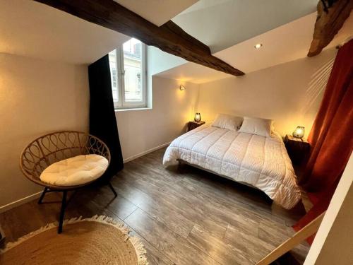 une chambre avec un lit, une chaise et une fenêtre dans l'établissement L'Atypique - Coeur de ville, à La Rochelle