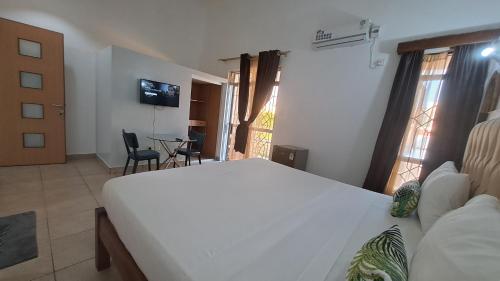 Телевизор и/или развлекательный центр в Ary Homestay Nyali- Behind City Mall
