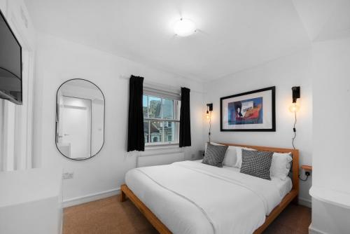 Cama o camas de una habitación en King's Cross Penthouse by MoreThanStays
