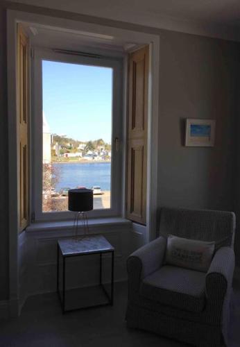 Χώρος καθιστικού στο Tarbert large, bright, 4 bedroom flat with harbour views