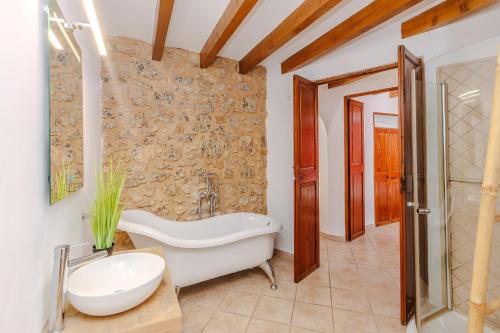 y baño con bañera blanca y lavamanos. en Villa Can Abrines, en Lloseta