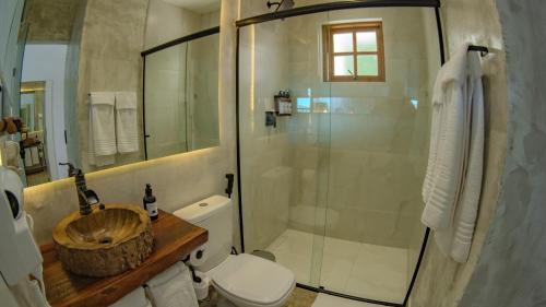 a bathroom with a shower and a sink and a toilet at Catalina Hotel in Ubatuba