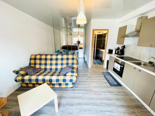 un salon avec un canapé et une cuisine dans l'établissement Résidence Le Clos Saint-Savin, à Font-Romeu-Odeillo-Via