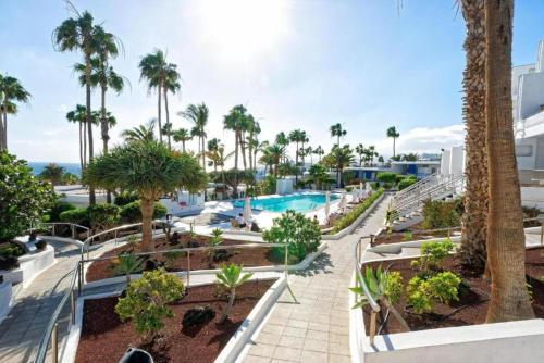 - Vistas a la piscina del complejo en One Bedroom with a pool, near Playa Chica, en Puerto del Carmen