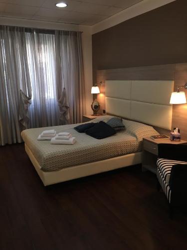 B&B Le Vibrazioni في روما: غرفة نوم عليها سرير وفوط