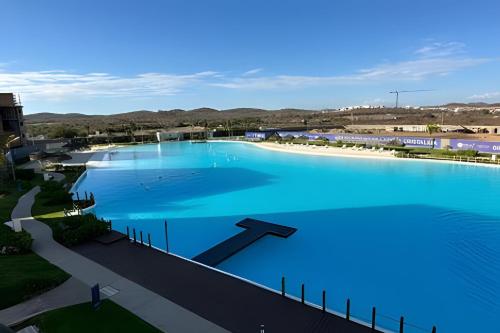 an overhead view of a large swimming pool at Lujo en Crystal Lagoons: Paraíso para la familia. in Mazatlán