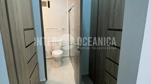 Cette chambre comprend une salle de bains pourvue de toilettes. dans l'établissement Lujo en Crystal Lagoons: Paraíso para la familia., à Mazatlán