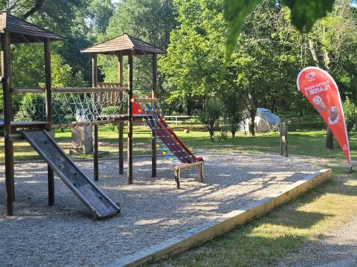 un parque infantil con tobogán en Camping Beaussement TWENTY, en Chauzon