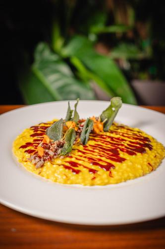 ホテルの敷地内または近くでの食事または食べ物