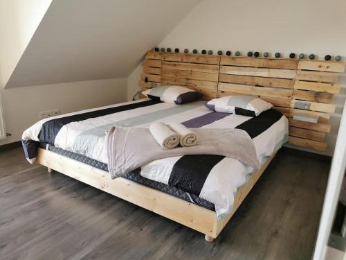 Säng eller sängar i ett rum på Le Carré Alsacien