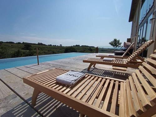 Bassenget på eller i nærheten av 5-Star LUXURY hilltop house with heated salt pool and hot tub, close to Carcassonne