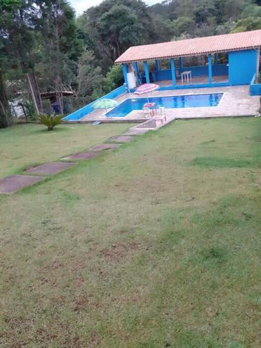 a yard with a swimming pool and a house at Chacara Condomínio Monte Verde Itu in Itu