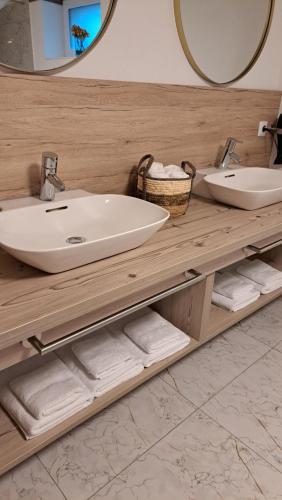 La salle de bains est pourvue d'un lavabo et d'un comptoir avec des serviettes. dans l'établissement Ferienwohnung Wolkenstein, à Wörschach