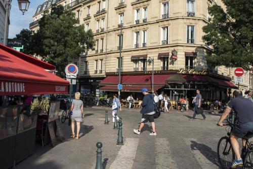 - un groupe de personnes se déplaçant à pied ou à vélo dans une rue de la ville dans l'établissement Confort à Asnières, à Asnières-sur-Seine
