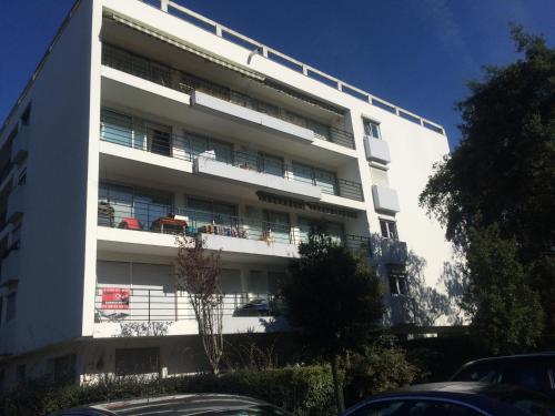 a white building with cars parked in front of it at Tao in Soorts-Hossegor