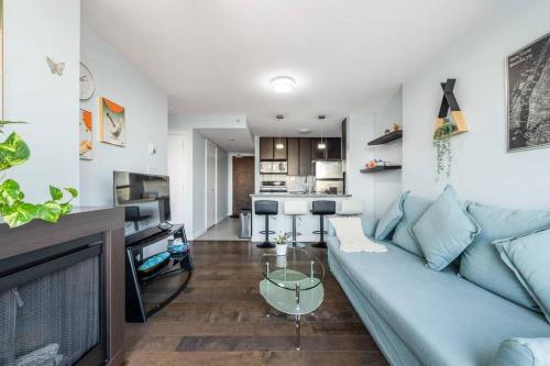 Downtown 1 Bedroom Water View Condo (Sleeps 4)