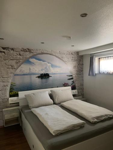 1 dormitorio con 1 cama grande y ventana en Susi"s Ferienwohnungen en Wermelskirchen