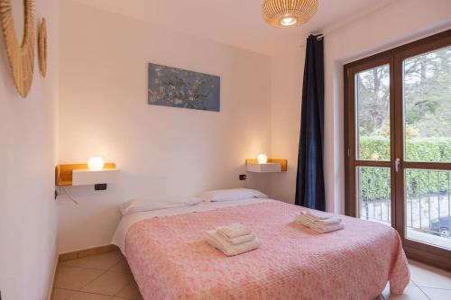 a bedroom with a bed with two towels on it at Appartamento immerso nel verde - Ixihome in Casciago