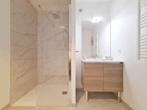 ein Bad mit einer Dusche und einem Waschbecken in der Unterkunft TLN-0011 - Magnifique appartement proche centre-ville in Six-Fours-les-Plages