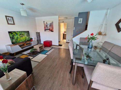 uma sala de estar com um sofá e uma mesa de vidro em Hermosa casa con alberca, para 5 personas. em Los Ángeles