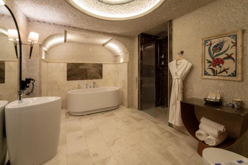 Ένα μπάνιο στο Artemis Cave Suites & Spa- Adults Only