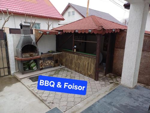 un patio trasero con barbacoa y fottor en una casa en Casa KariAna, en Năvodari