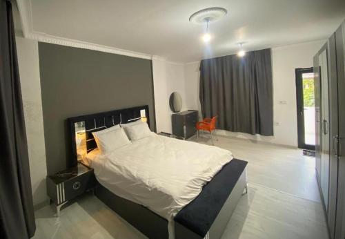 sypialnia z dużym łóżkiem z białą pościelą w obiekcie TC homes w mieście Arnavutköy