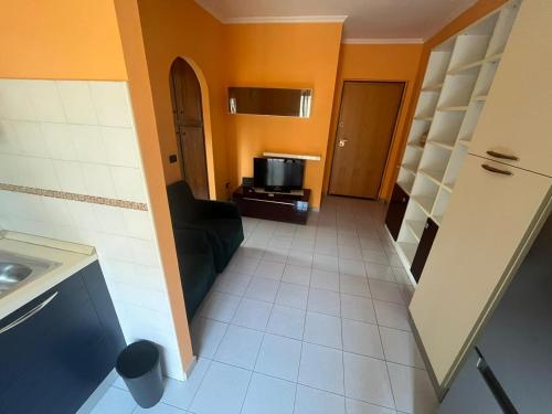ein kleines Wohnzimmer mit Sofa und TV in der Unterkunft Casa Manu in Ciampino