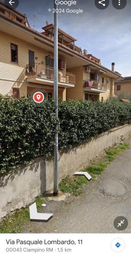 ein Straßenschild an einer Stange vor einem Gebäude in der Unterkunft Casa Manu in Ciampino