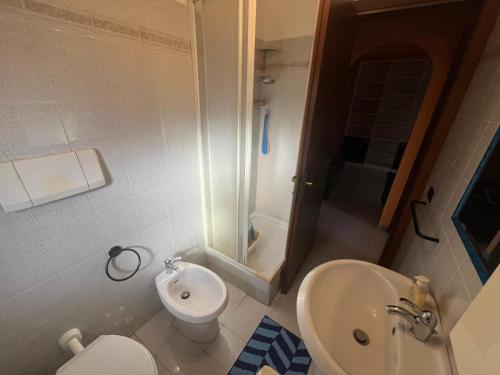 ein kleines Bad mit WC und Waschbecken in der Unterkunft Casa Manu in Ciampino