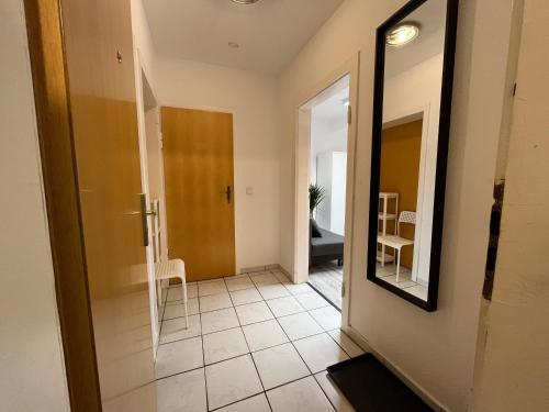 埃森的住宿－Apartment R41，走廊上设有镜子,房间设有桌子
