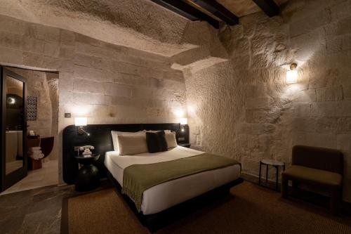 Ένα ή περισσότερα κρεβάτια σε δωμάτιο στο Artemis Cave Suites & Spa- Adults Only
