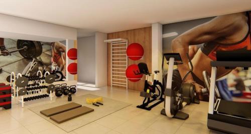 uma sala com um ginásio com equipamento de exercício em Quarto em Florianópolis em Florianópolis