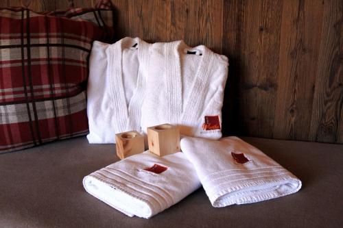 zwei weiße Handtücher auf dem Bett in der Unterkunft Appartement Panorama NEU in Biberwier