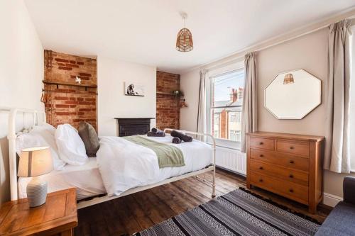 a bedroom with a bed and a brick wall at Host & Stay - Sherrington Road Abode in Ipswich
