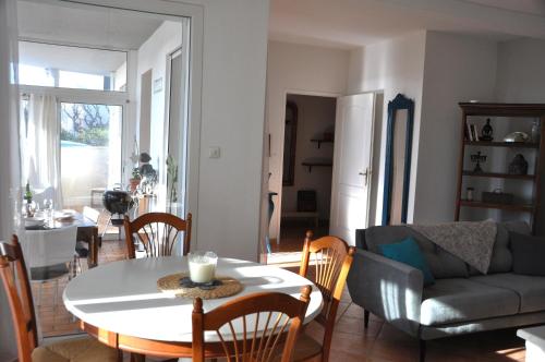 un salon avec une table et un canapé dans l'établissement Les Nautiles, à Narbonne-Plage