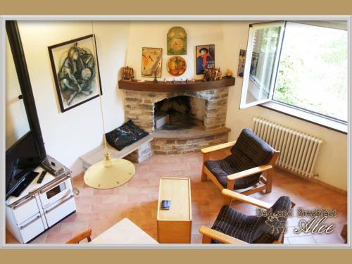 Una vista aérea de una sala de estar con chimenea. en B&B Alce, en San Severino Marche