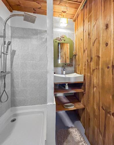 une salle de bain avec une baignoire, un lavabo et une douche dans l'établissement La Bergerie Douceur, à Aubord