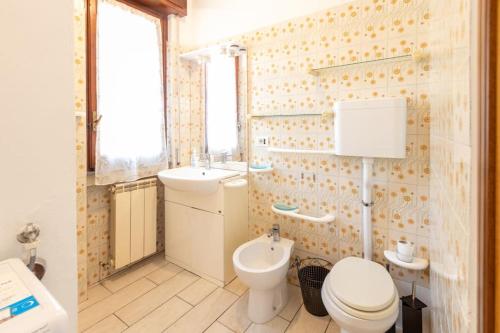 een badkamer met een toilet en een wastafel bij Flat "il Circolo" hospital - Ixihome in Varese