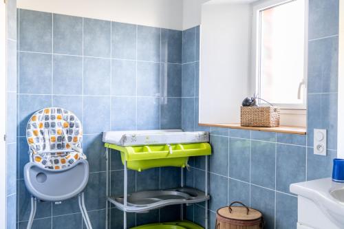 een badkamer met een wastafel en een toilet. bij La clé des champs in Saint-Julien-des-Landes